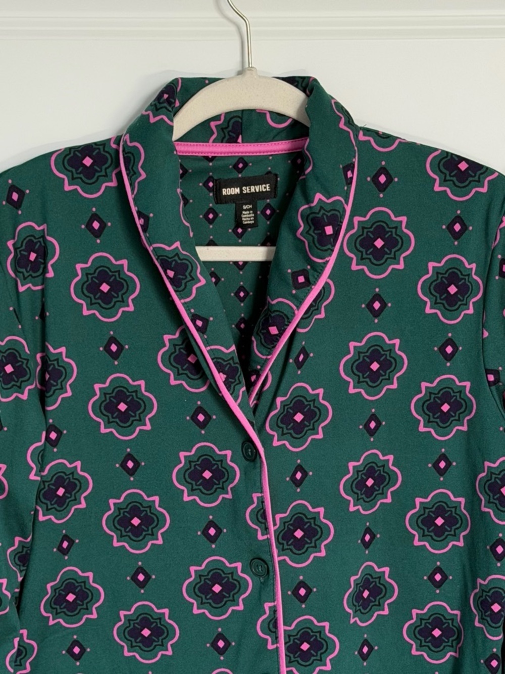 Room Service Green Pink Printed Pajama Set Women’s Small
- 54672 - Picture 4 of 16